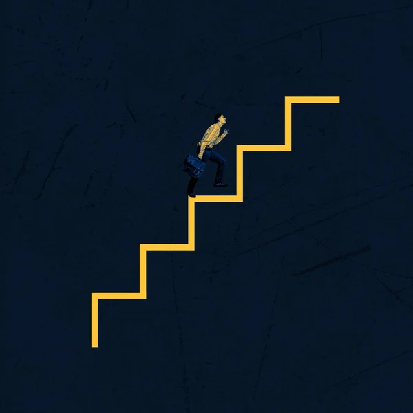 Hombre Carrera Hombre Con Suite Subiendo Las Escaleras Objetivo Gol —  Fotos de Stock