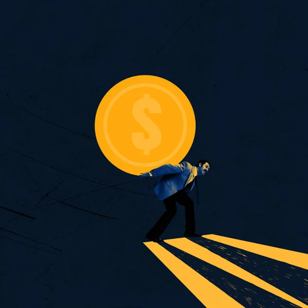 財政難を象徴する努力をバックに大きな黄金のコインを運ぶビジネスマンの現代美術のコラージュ ストレス キャリア 広告の概念 — ストック写真