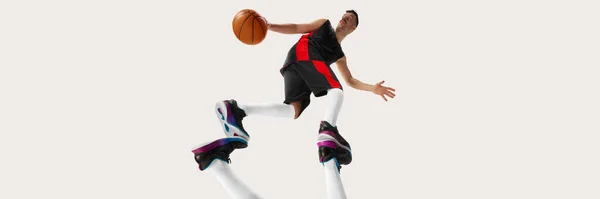 Banner Jedním Basketbalista Trénink Míčem Nad Bílým Pozadím Spodní Pohled — Stock fotografie