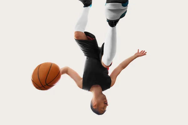 標準外のショット 白い背景の上にボールでスポーツ服やトレーニングを着てバスケットボール選手の異常な角度 スポーツ アクティブライフスタイルの概念 — ストック写真