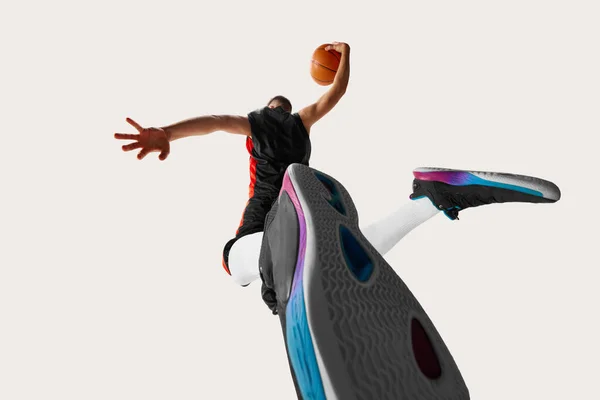 一个鱼眼图片男性职业篮球运动员跳跃和投球到篮筐中的白色背景 底部的观点 积极生活方式 竞赛的概念 — 图库照片