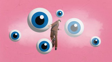 Pembe arka planda büyük gözlerle çevrili kahverengi, eski tarz kıyafetler giyen genç bir adamla sanat kolajı. Yaratıcı çalışma. Sürrealizm kavramı, retro, vintage, ad