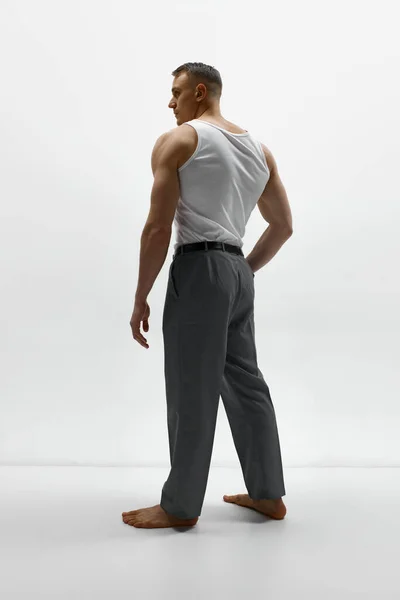 工作室拍摄的英俊男子穿着经典的裤子 在白色背景下摆出赤身裸体的样子 肌肉体形 男性时尚 身体美学 美容美发 男性健康 情感的概念 — 图库照片