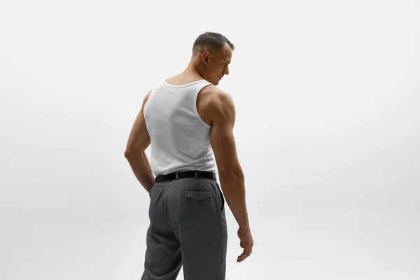 Perfekte Körperform Porträt Eines Muskulösen Männlichen Models Das Weißes Shirt — Stockfoto