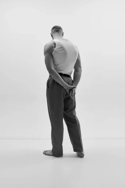 完美的身体演播室拍摄的有魅力的男人穿着经典的裤子 在演播室的背景上摆姿势 肌肉体形 男性时尚 身体美学 男性健康的概念 — 图库照片
