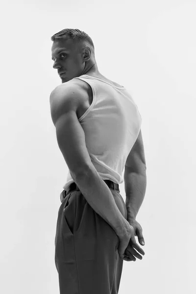 完美的体形身穿白色T恤衫的肌肉发达的男性时装模特的画像 并在工作室背景上摆姿势 男性健康 身体护理 健身的概念 — 图库照片