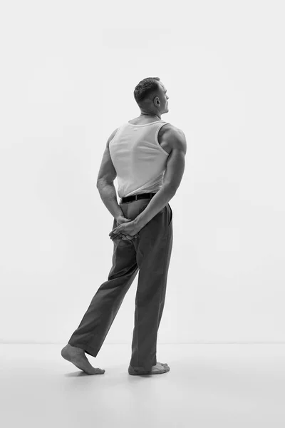 理想的男性身体 工作室拍摄的优雅的男人穿着经典的裤子和姿势在工作室的背景 肌肉体形 男性时尚 身体美学 男性健康的概念 — 图库照片