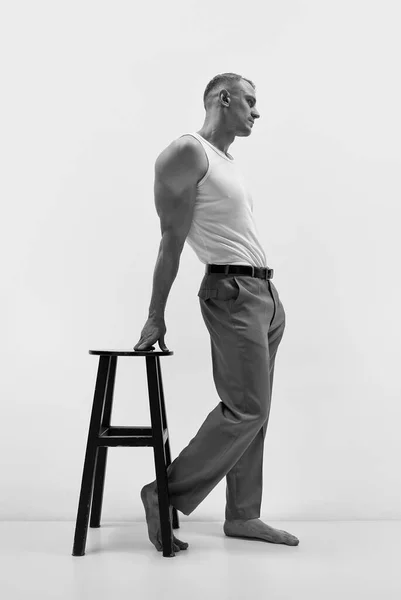 Porträtt Elegant Muskulös Man Bär Byxor Och Vit Shirt Lutar — Stockfoto