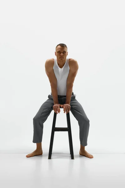 Forme Musculaire Texturée Beau Jeune Homme Élégant Posant Sur Fond — Photo
