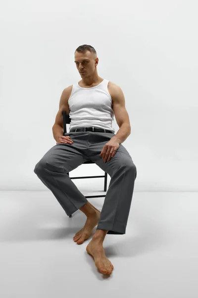 Strukturierte Muskulöse Körperform Eleganter Stylischer Junger Mann Posiert Vor Weißem — Stockfoto
