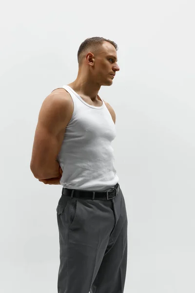 Poder Fuerza Foto Modelo Masculino Muscular Posando Aislado Sobre Fondo — Foto de Stock