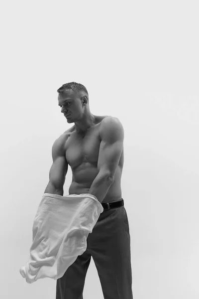 Junger Muskulöser Mann Model Klassischer Hose Shirt Ausziehend Isoliert Vor — Stockfoto