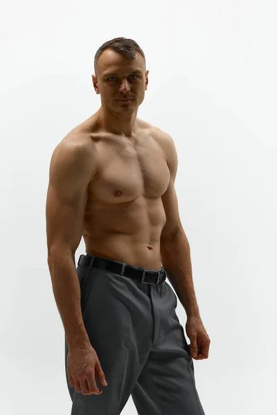 肌肉组织形态 赤身裸体 在白色的工作室背景上 一个肌肉发达 赤身裸体的男模在镜头前摆姿势的性感画像 男性健康 男性身体美丽的概念 — 图库照片