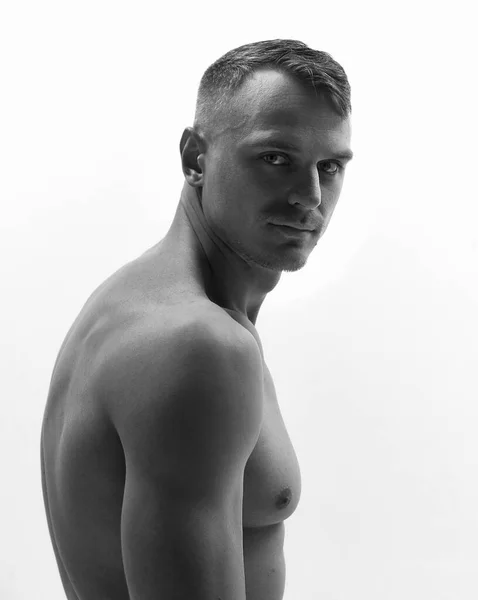 肌肉体形 吸引人的男人赤身裸体站在镜头前的画像 男性时尚 身体美学 美容美发 男性健康 情感的概念 — 图库照片