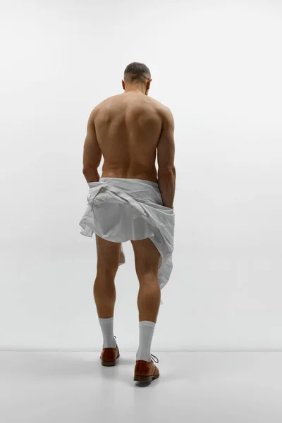 黑白照片的肌肉男时装模特赤身裸体的工作室背景 男人味男人的健康 身体保健 健身的概念 背景色 — 图库照片