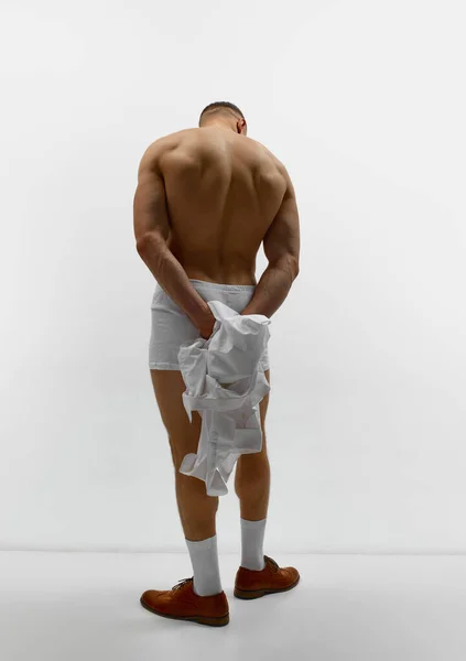 男性身体的美学 有魅力的年轻肌肉男穿着内裤 在工作室的背景上摆出赤身裸体的形象 男子气概和力量 男性健康 男性身体美丽的概念 — 图库照片