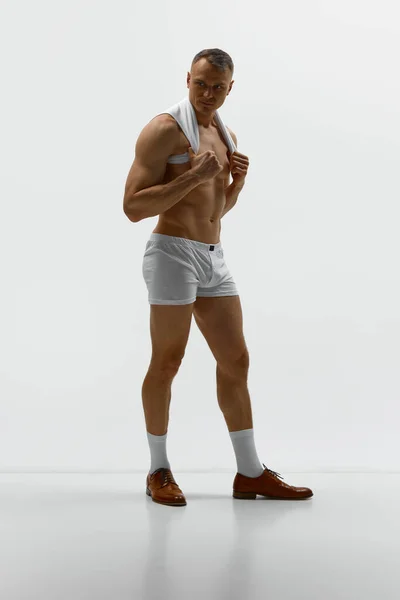 男子气概和力量 身材完美的英俊男子的肖像 身穿内裤 在白色背景的相机前摆姿势 男性健康 男性身体美 广告的概念 — 图库照片