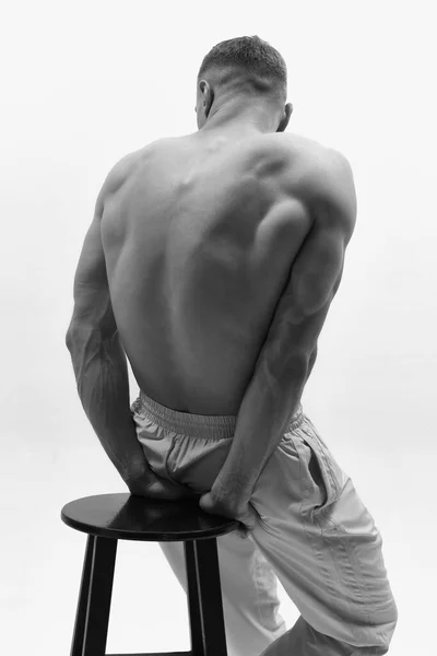 赤身裸体 完美男人的体型运动员肌肉发达 赤身裸体坐在椅子上的背景照片 黑人和白人 男子健康 模特儿 美的概念 — 图库照片