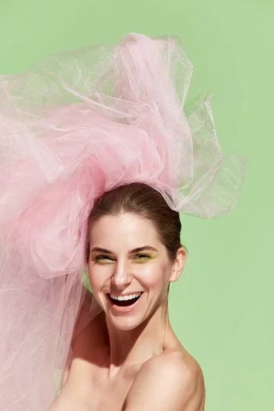 Rosa Tyllklänning Skott Glada Vackra Unga Kvinna Med Levande Känslomässigt — Stockfoto