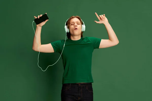 Gritando Canción Favorita Hombre Guapo Con Auriculares Escuchando Música Con — Foto de Stock
