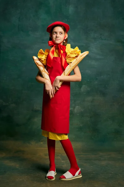 Lekki Uśmiech Spokój Zdjęcie Młodej Zamyślonej Dziewczyny Sukience Czerwonym Berecie — Zdjęcie stockowe