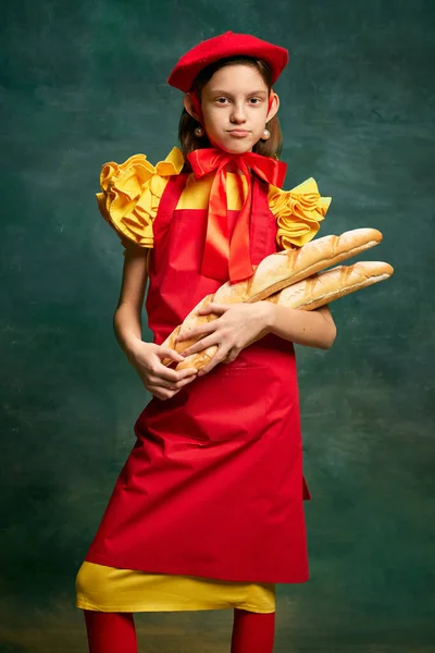 Λίγο Αναστατωμένη Δεσποινίς Πορτρέτο Νεαρό Κοριτσάκι Φορώντας Κόκκινη Ποδιά Και — Φωτογραφία Αρχείου