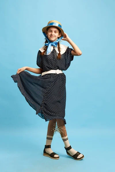 Pequeña Fashionista Una Adorable Niña Usando Ropa Anticuada Sosteniendo Vestido — Foto de Stock