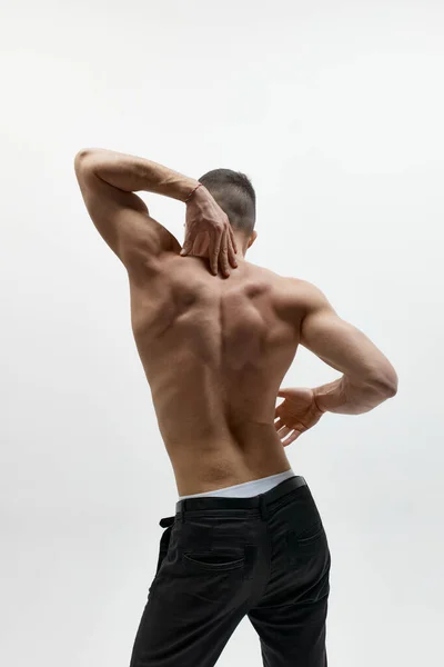 赤身裸体 完美男人的体型后视镜照片 年轻男子肌肉发达的身体 赤身裸体地在白色的工作室背景上摆姿势 男子健康 模特儿 美的概念 — 图库照片