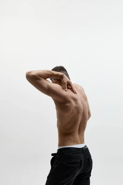 Perfecte Lichaamsvorm Portret Van Gespierd Mannelijk Modemodel Jeans Poserend Studioachtergrond — Stockfoto