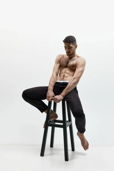 没穿衬衫迷人的年轻肌肉同性恋的画像 男人展示了他的力量 力量超过了白色工作室背景 男性健康 广告的概念 — 图库照片