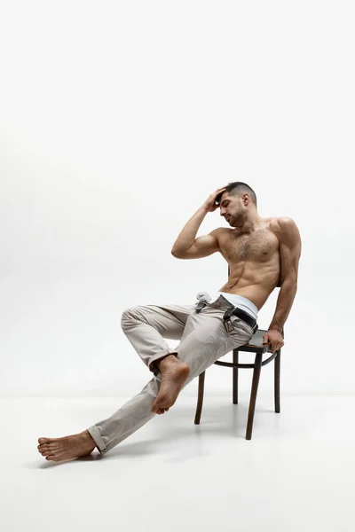 男子气概 在白色的工作室背景上 一个肌肉发达 赤身裸体的男模在镜头前摆姿势的性感画像 赤身裸体 男性健康 男性身体美丽的概念 — 图库照片