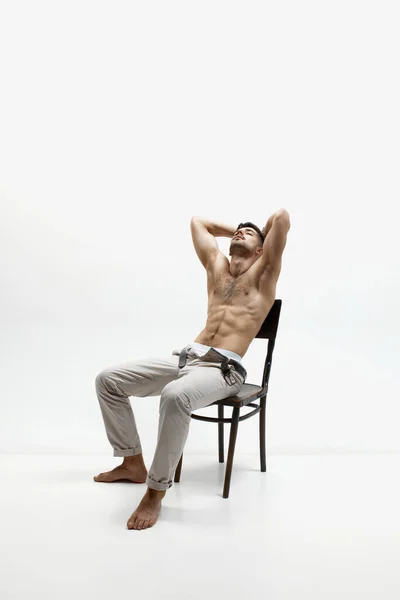 赤身裸体 完美的体形 拍了一个年轻英俊的肌肉男装扮成赤身裸体的白人工作室背景 男子气概和力量 男性健康 男性身体美丽的概念 — 图库照片