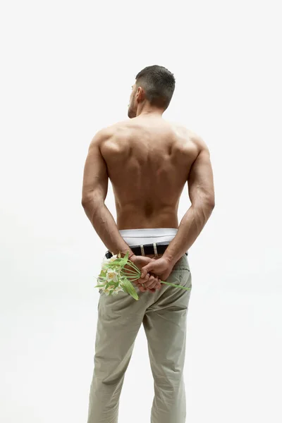 Один Безсорочний Язистий Чоловік Тримає Букет Квітів Позаду Білого Студійного — стокове фото