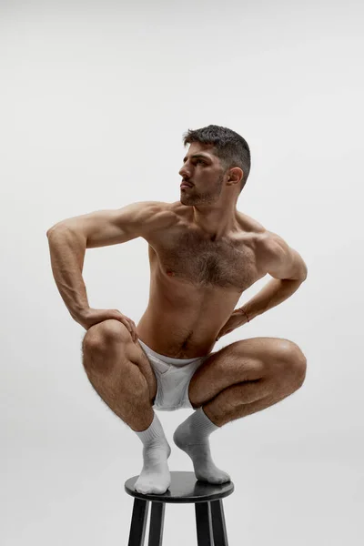 完美的身体 肌肉发达的体形 年轻英俊的肌肉发达的男子在白色的工作室背景下摆出一副赤身裸体的样子 男子气概和力量 男性健康 男性身体美丽的概念 — 图库照片