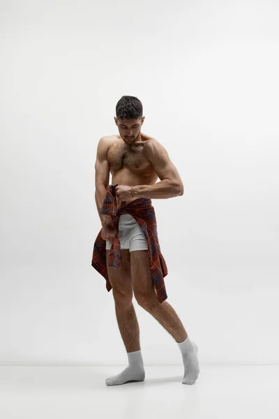 赤身裸体 完美的体形 拍的英俊的年轻肌肉男子绑衬衫笼在腰部白色工作室背景 男性健康 男性美的概念 — 图库照片
