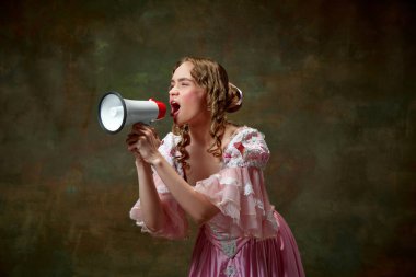 Son dakika haberi. Şık pembe elbiseler giymiş, eski moda arka planda megafonla bağıran sevimli bir sarışın prenses. Haber anlayışı, satış ortaçağ, güzellik, eski moda kıyafetler, reklam.