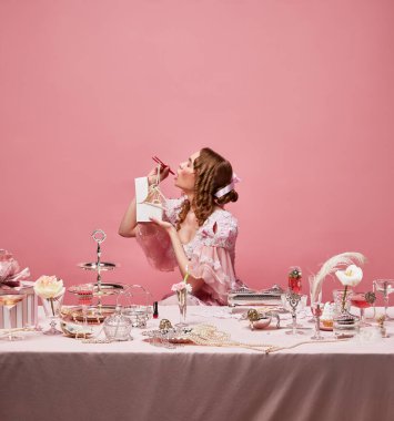 Asya mutfağı. Barok elbiseler giyip, çin yemek çubuklarıyla yemek yiyen aç, tapılası bir kraliçenin fotoğrafı. Yemek kavramı, ortaçağ, güzellik, ziyafet, moda, reklam