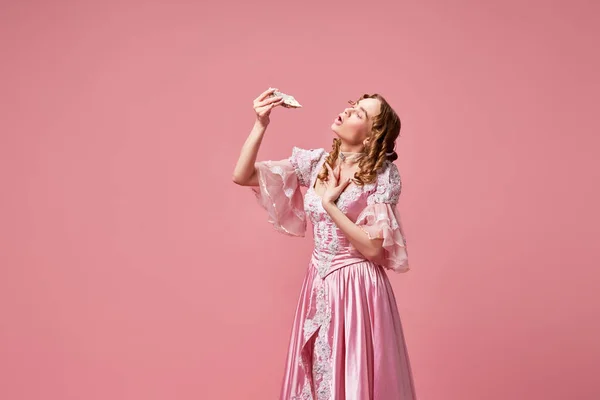 魚介類と女王 きれいなドレスを着てピンクのスタジオの背景に喜びとカキを食べる美しい若い王女のショット 美しさ ファッション 広告の概念 — ストック写真