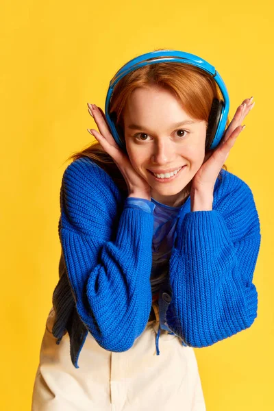 年轻美丽女孩的画像 红头发 头戴耳机 对着黄色工作室背景微笑的少女 生活方式 人类情感的概念 — 图库照片