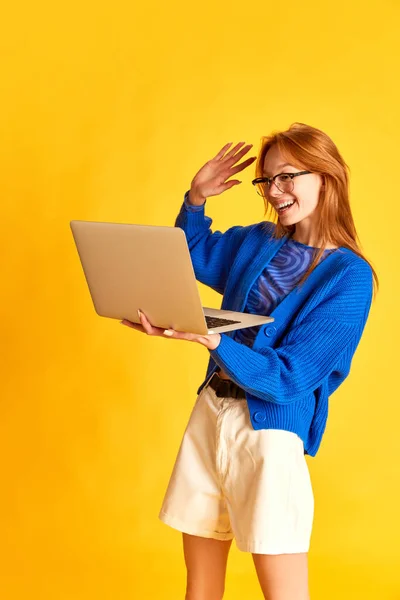 Educação Online Menina Feliz Estudante Óculos Segurando Laptop Dizendo Olá — Fotografia de Stock