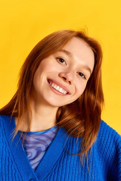 Счастье Радость Портрет Молодой Очаровательной Девушки Подростка Студента Рыжими Волосами — стоковое фото