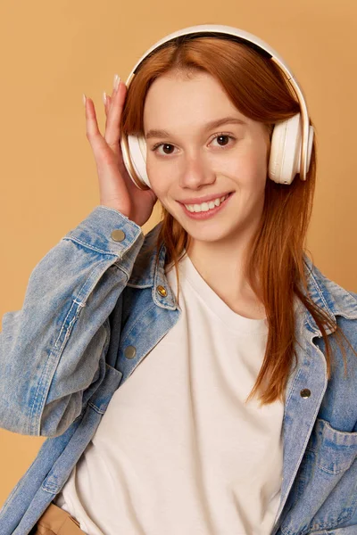 Écouter Musique Portrait Jeune Belle Fille Adolescente Aux Cheveux Roux — Photo