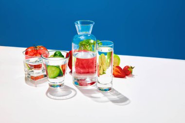 Sağlıklı diyet kompozisyonu. Taze sebzeler brokoli biberi, salatalık, mavi stüdyo arka planında çilek. Organik vejetaryen yemekleri, salata için vitaminler. Durgun hayat. Sağlıklı gıda ve diyet kavramı