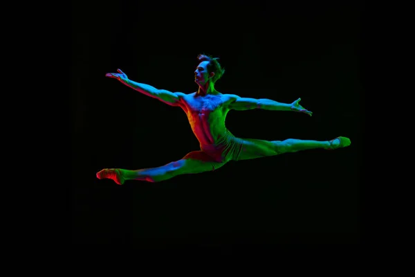 Ayrıl Genç Yakışıklı Kaslı Erkek Portresi Pastel Renkli Bale Dansçısı — Stok fotoğraf