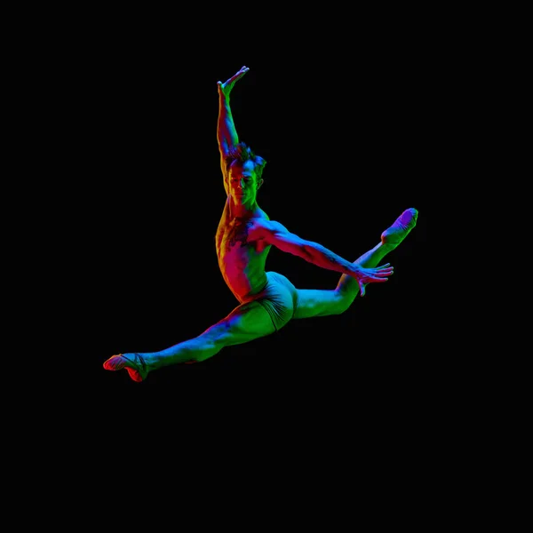 男性のツインズ ダークスタジオを背景にネオンで宙に浮かぶ優雅な筋肉質の男性バレエダンサーの肖像 現代舞踊の概念 軽量で柔軟な俳優 — ストック写真