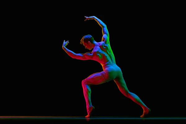 Kekuatan Kekuatan Atletik Penari Balet Muda Dalam Bentuk Sempurna Tampil — Stok Foto