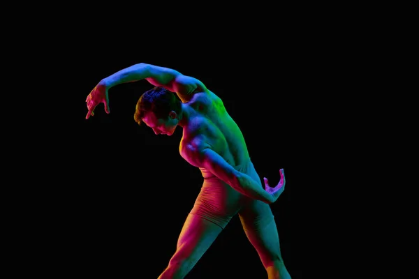 Wykazanie Elastyczności Portret Młodego Przystojnego Muskularnego Mężczyzny Tancerza Pastelowych Kolorach — Zdjęcie stockowe