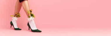 Kadın ayaklarının yakın plan portresi olan pankart. Pin stüdyosunun arka planında çiçekli beyaz çoraplar var. Bahar mevsimi kavramı, şık kıyafetler, güzellik, sanat, yaratıcılık