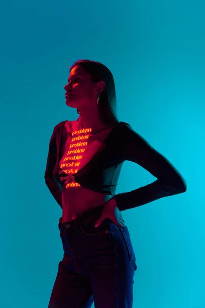 Problém Jedna Atraktivní Žena Trendy Oblečení Neonovým Filtrem Světla Inscryption — Stock fotografie