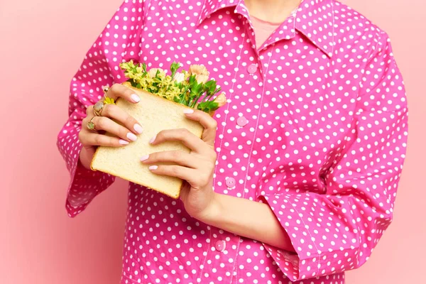 Dieta Natural Saludable Retrato Creativo Con Mujer Sosteniendo Sándwich Con — Foto de Stock